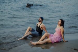 हनीमून प्लान में सबसे खास है कपडे यहाँ लोग काफी दूर दूर  से आते है और यहाँ हर तरह के कपडे पहनने वाले लोग मिल जाएंगे,