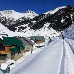 Kashmir की सर्दियां अपने बर्फबारी के लिए प्रसिद्ध हैं।