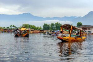 Kashmir, जिसे धरती का स्वर्ग भी कहा जाता है, जो अपने अप्रतिम प्राकृतिक सौंदर्य और विविध मौसमों के कारण दुनियाभर में मशहूर है।