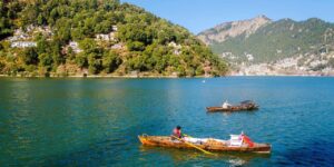 नैनीताल में मौसम बदलते रहते हैं, वादियाँ मानसून में इसकी खूबसूरती और भी बढ़ जाती है।